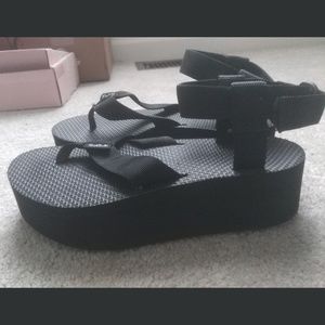 Teva Women's Universal Platform Sandal Black US 5